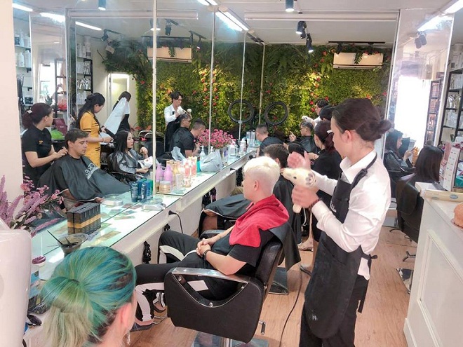 không gian làm tóc bên trong salon Hoàng Toni