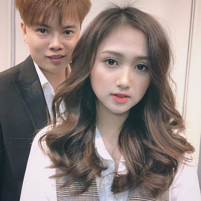 kiểu tóc uốn đẹp được tạo kiểu bởi stylist của Sinh Anh