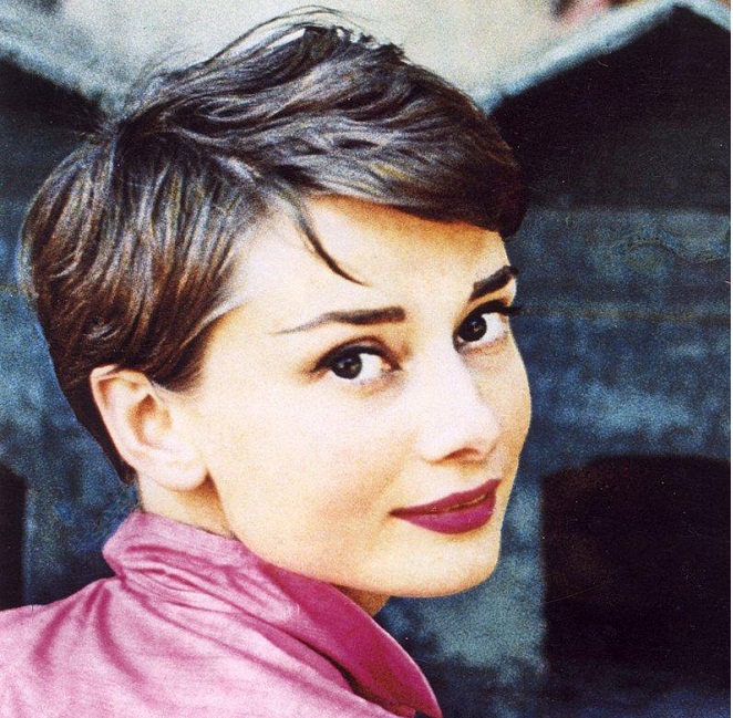 mẫu tóc cắt ngắn pixie của Audrey Hepburn