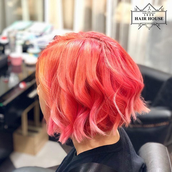 mẫu tóc ngắn nhuộm đỏ uốn xoăn được tạo kiểu tại 1828 hair house
