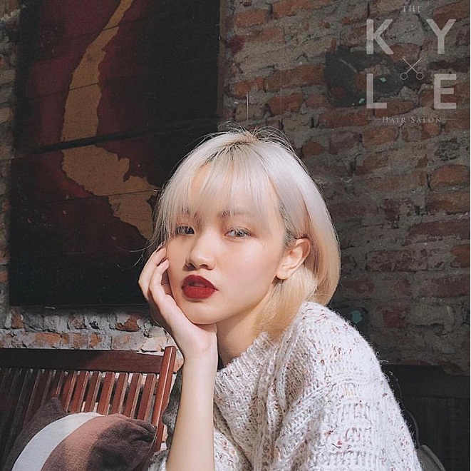 mẫu tóc ngắn nhuộm màu trắng bạc cắt và tạo kiểu tại the Kyle hair salon