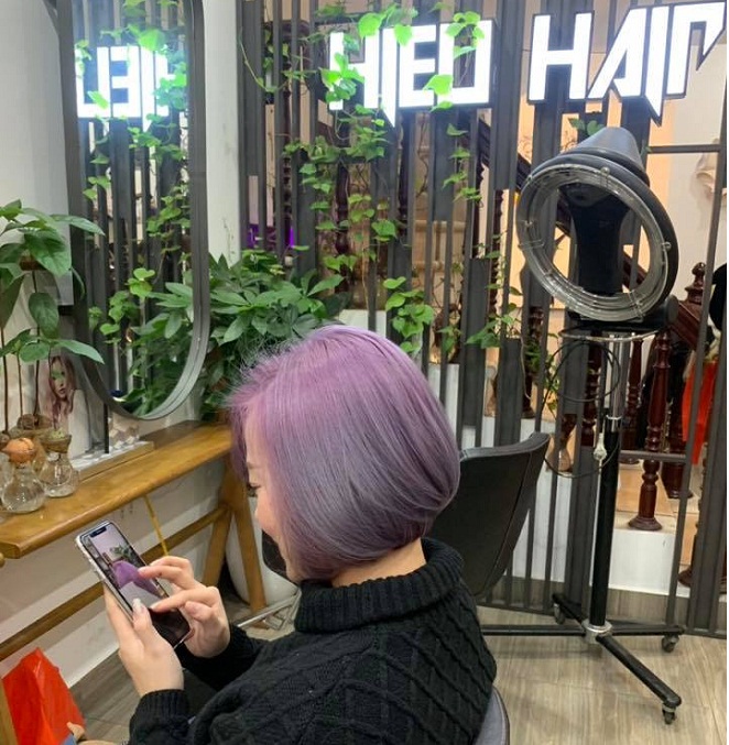 mẫu tóc ngắn nhuộm tím được cắt và tạo kiểu tại Hiếu salon