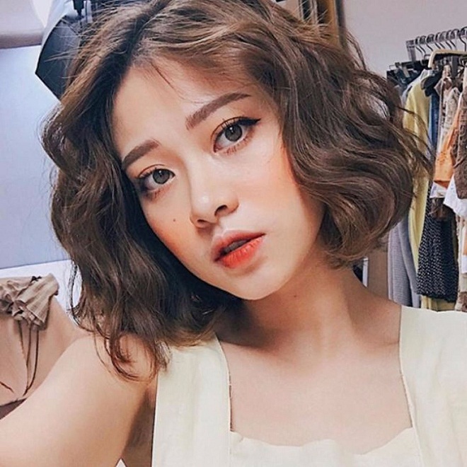 mẫu tóc ngắn xoăn gợn sóng Hàn Quốc