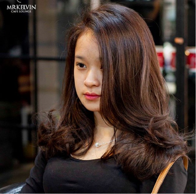 mẫu tóc ngang vai uốn xoăn được tạo kiểu tạo salon MrKelvin