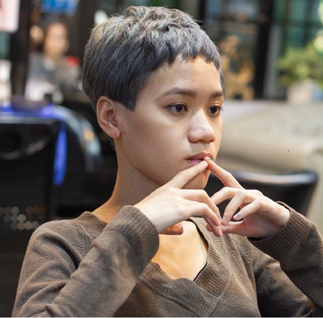 mẫu tóc tém nhuộm xám cắt mái nham nhở tại salon MrKelvin
