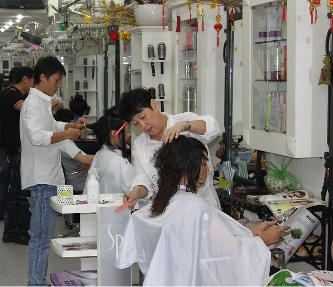 nhà tạo mẫu Khánh Vĩnh Hoàng đang làm tóc cho khách 