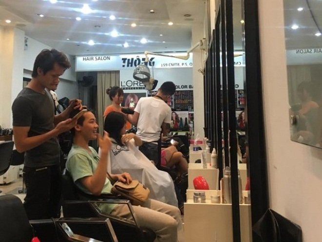 Nhân viên của Thông Hair barber đang tư vấn và tạo kiểu cho khách