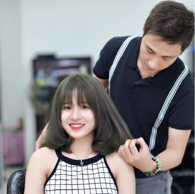 ông chủ Bắc Trần Tiến đang kiểm tra lại mái tóc cho khách