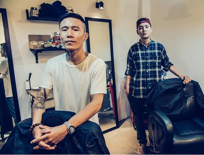 thợ cắt tóc tại Hurrican Barbershop