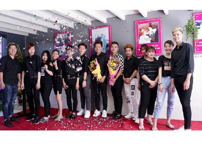 Doi ngu nhan vien salon Le Huy