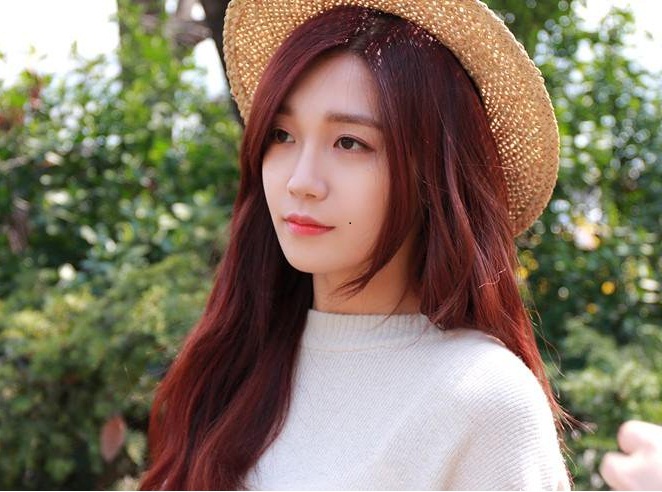 Eunji tóc dài nhuộm màu nâu Tây
