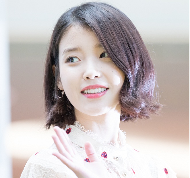 IU tóc cắt ngắn