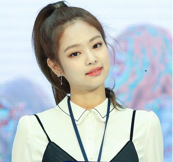 Jennie trong kiểu tóc dài buộc cao trẻ trung