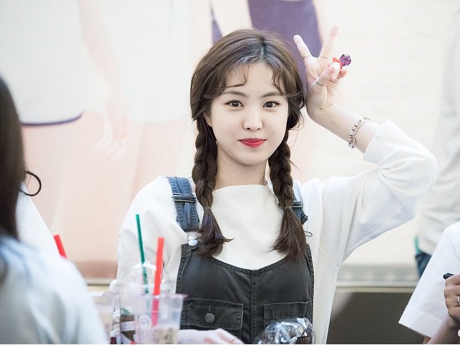 Naeun tóc tết 2 bên kết hợp kiểu mái trái tim