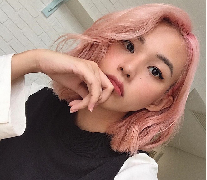 Phí Phương Anh cắt tóc ngắn ngang vai nhuộm màu hồng pastel