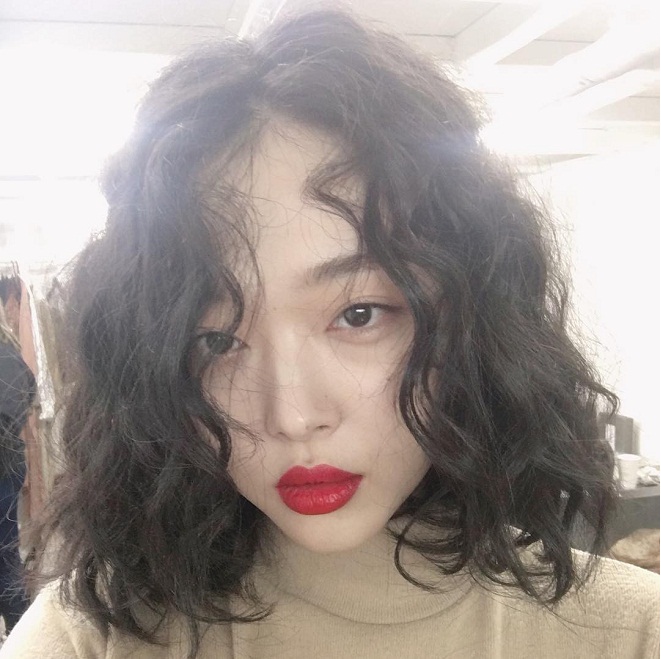 Sulli tóc xoăn bà thím