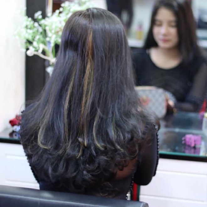 Uốn tóc setting nữ tính cho các nàng tại salon Nhật Tân.