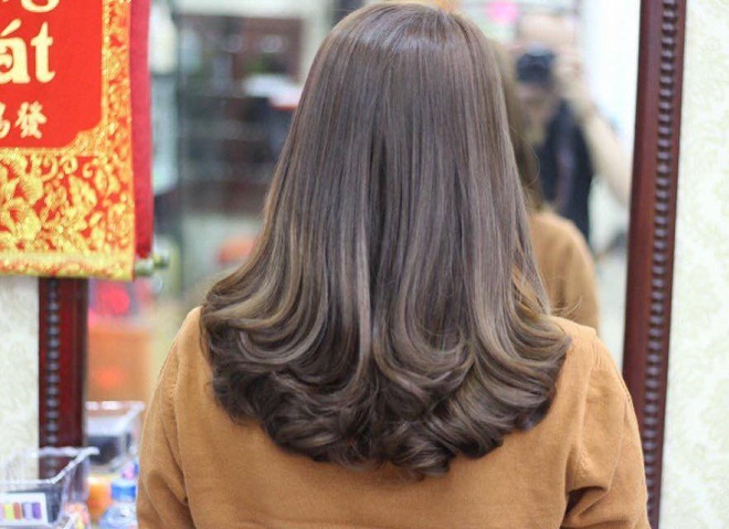 Tóc xoăn đuôi nữ tính nhẹ nhàng tại Tony Hiếu