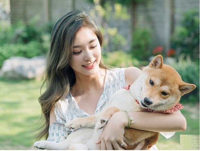 Tử Du tóc dài nhuộm màu nâu rêu