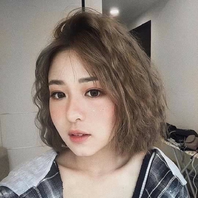 bạn gái cắt tóc bob uốn xoăn xù lọn nhỏ