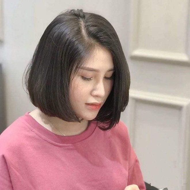 bạn gái mặc áo hồng cắt tóc ngắn tại Sancy salon