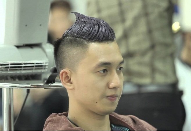 bạn nam cắt và nhuộm tóc tại salon Thúy Bắc