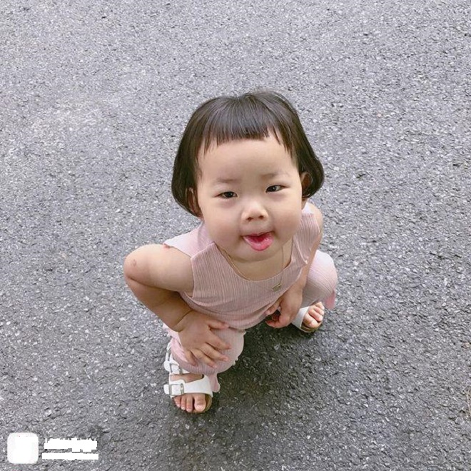 bé gái tóc mái ngố