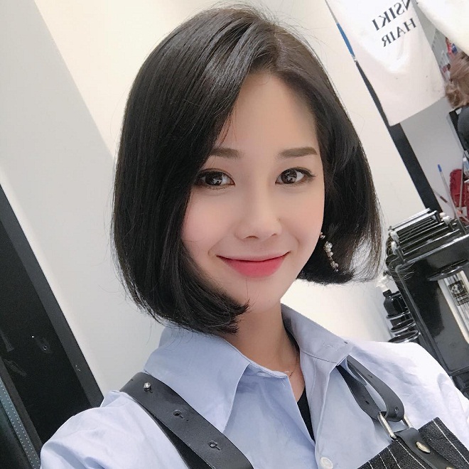 cô gái mặc áo sơ mi xanh tóc lob rẽ mái ngôi lệch