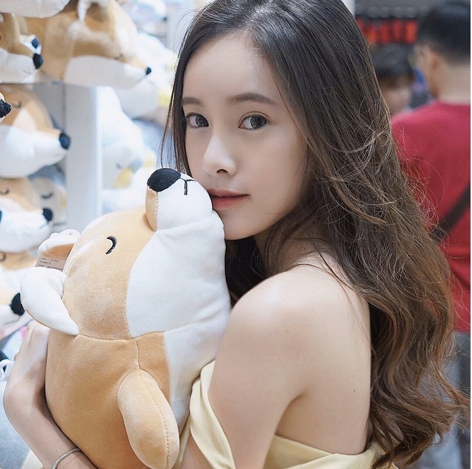 cô gái ôm gấu bông tóc dài uốn dợn sóng tầng