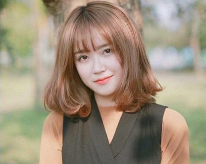 cô gái tóc ngắn ngang vai uốn lọn đuôi