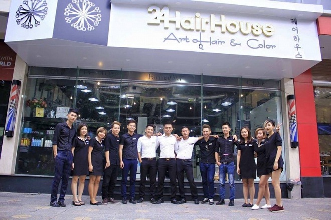 dàn nhân viên của 24h Hair House chụp ảnh trước cửa tiệm