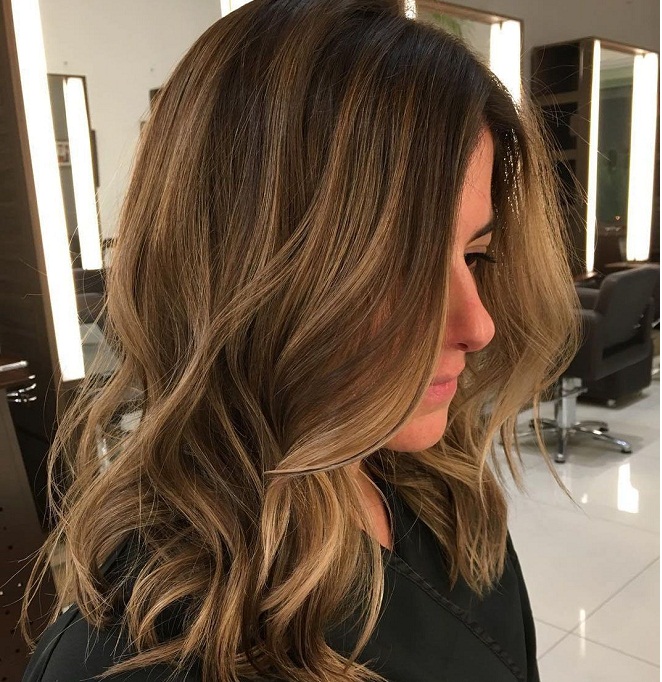 mẫu tóc nâu ngang vai uốn gợn sóng nhuộm màu balayage