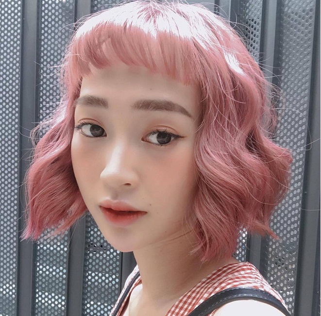 mẫu tóc ngắn nhuộm hồng xoăn nhẹ của SunHT