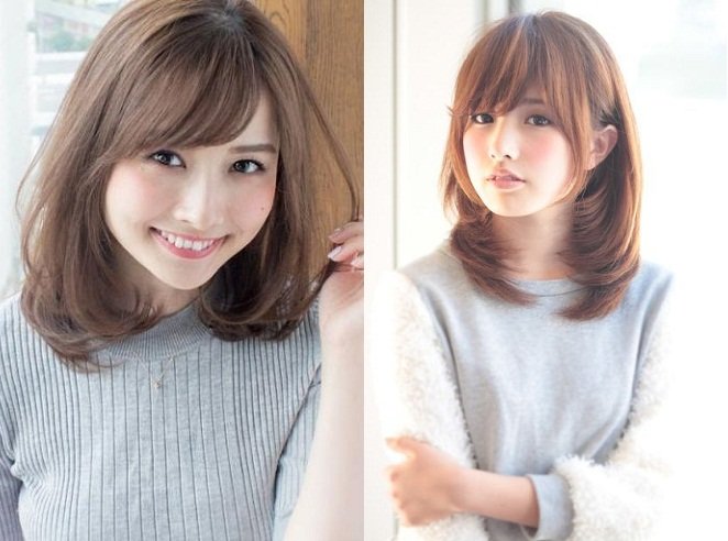 2 cô gái người Nhật mặc áo thun tóc dài ngang vai