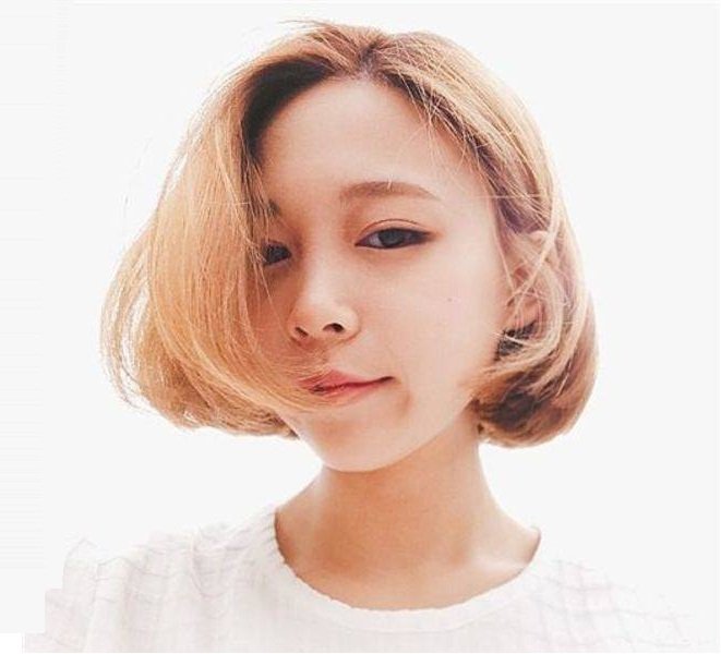 bạn gái áo trắng cắt tóc ngắn cụp đuôi không mái