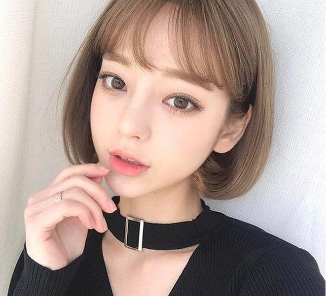 cô gái mặc áo đen tóc ngắn uốn cụp dạng chữ C