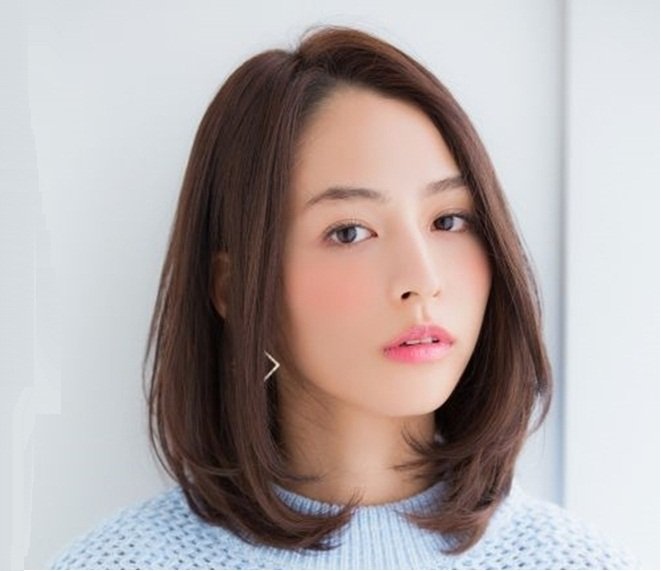 cô gái mặc áo len xanh tóc dài ngang vai
