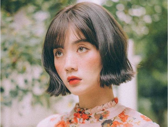 cô gái mặc đầm hoa văn tóc ngắn