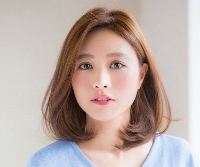 cô gái người Thái mặc áo thun xanh