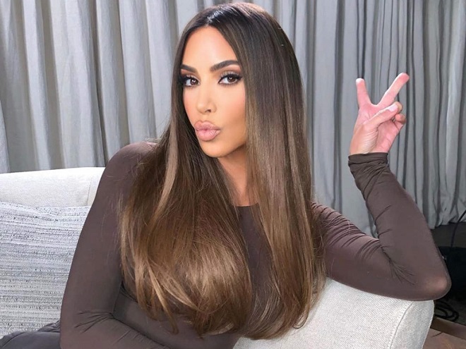 Kim Kardashian nhuộm tóc màu nâu lạnh